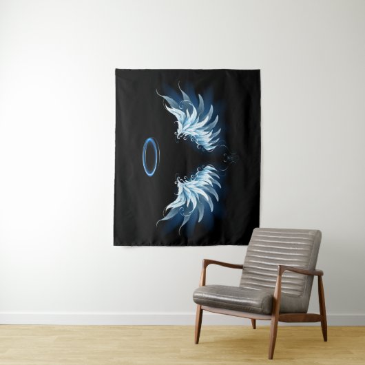 黒い白熱［赤熱］光を放つ背景の青いエンジェルウィングス タペストリー (インサイチュ)