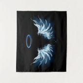 黒い白熱［赤熱］光を放つ背景の青いエンジェルウィングス タペストリー (正面)