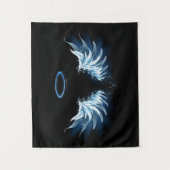 黒い白熱［赤熱］光を放つ背景の青いエンジェルウィングス タペストリー (正面)