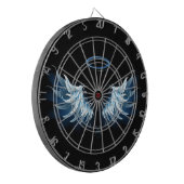 黒い白熱［赤熱］光を放つ背景の青いエンジェルウィングス ダーツボード (正面左)