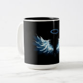 黒い白熱［赤熱］光を放つ背景の青いエンジェルウィングス ツートーンマグカップ (正面左)