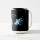 黒い白熱［赤熱］光を放つ背景の青いエンジェルウィングス ツートーンマグカップ (正面右)