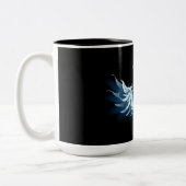 黒い白熱［赤熱］光を放つ背景の青いエンジェルウィングス ツートーンマグカップ (左)