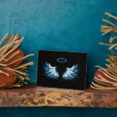 黒い白熱［赤熱］光を放つ背景の青いエンジェルウィングス フォトプラーク (側面)