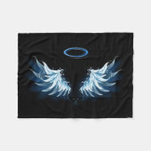 黒い白熱［赤熱］光を放つ背景の青いエンジェルウィングス フリースブランケット (正面(横))