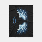 黒い白熱［赤熱］光を放つ背景の青いエンジェルウィングス フリースブランケット (正面)