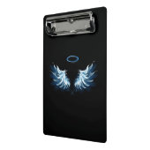 黒い白熱［赤熱］光を放つ背景の青いエンジェルウィングス ミニクリップボード (アングル2)
