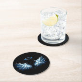 黒い白熱［赤熱］光を放つ背景の青いエンジェルウィングス ラウンドペーパーコースター (インサイチュ)