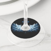 黒い白熱［赤熱］光を放つ背景の青いエンジェルウィングス ワイングラスタグ (クローズアップ)