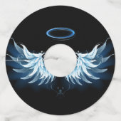 黒い白熱［赤熱］光を放つ背景の青いエンジェルウィングス ワイングラスタグ (裏面)