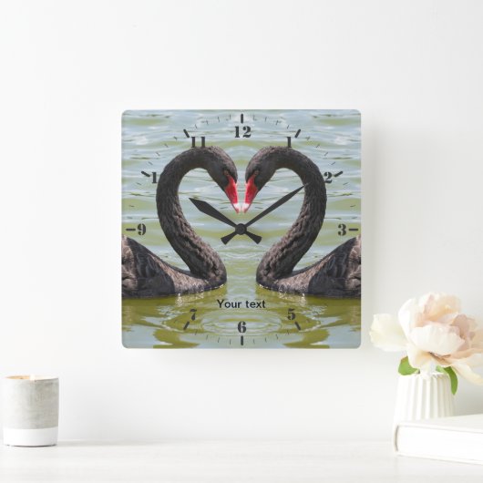 黒い白鳥2羽をハート状にパーソナライズ スクエア壁時計 (ホーム)