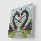 黒い白鳥2羽をハート状にパーソナライズ スクエア壁時計 (傾斜)