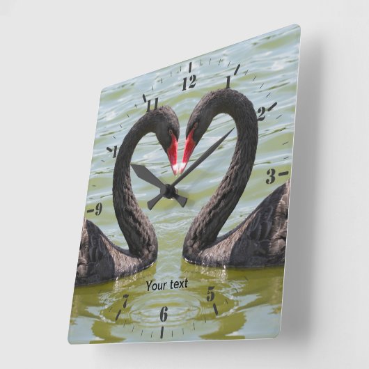 黒い白鳥2羽をハート状にパーソナライズ スクエア壁時計 (傾斜)