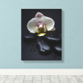 黒い石の上の白い蘭 キャンバスプリント (インサイチュ (ウッドフロア))