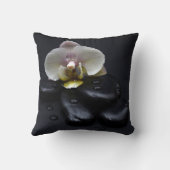 黒い石の上の白い蘭 クッション (裏面)