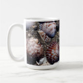 黒い砂のスカラップで仕上げられたカラフルな貝殻 コーヒーマグカップ (左)