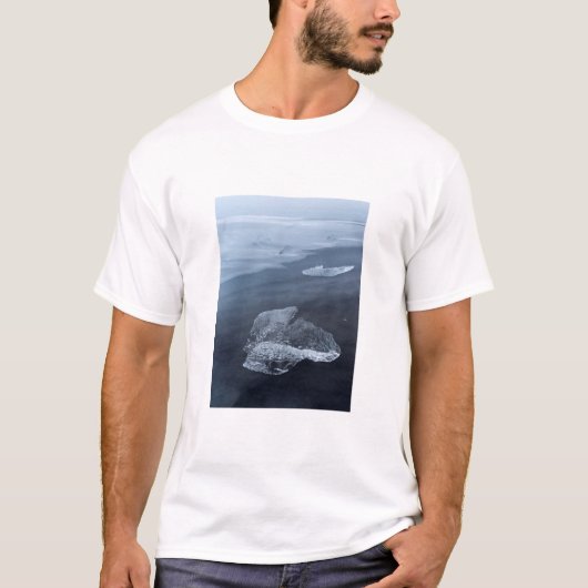 黒い砂のビーチと氷、アイスランド Tシャツ (正面)