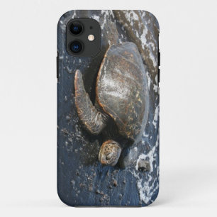 黒い砂のビーチのハワイのウミガメ iPhone 11 ケース