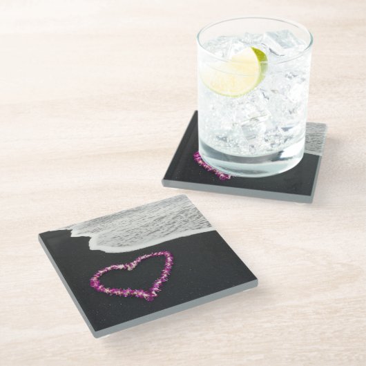 黒い砂のビーチのハート形のレイ ガラスコースター (アングル)