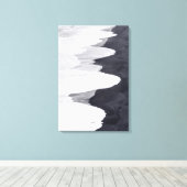 黒い砂浜を覆う波 キャンバスプリント (インサイチュ (ウッドフロア))