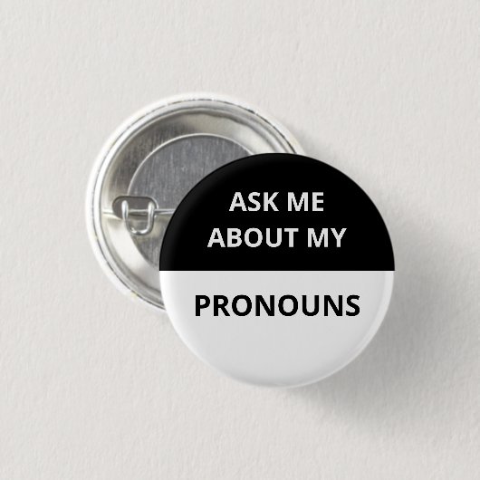 黒い私の代名詞及び白いバッジについて私に尋ねて下さい 缶バッジ (正面&裏面)