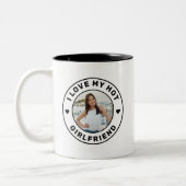 黒い私の熱いガールフレンドを愛する ツートーンマグカップ (左)