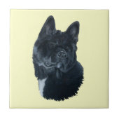 黒い秋田犬のポートレートの白い箱のオリジナルの芸術 タイル (正面)