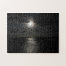 黒い空の神秘的な白い太陽