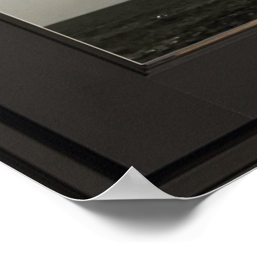 黒い窓フレーム不吉な白い木の花のビュー ポスター (角)