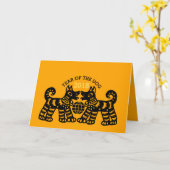 黒い紙切り地の犬のカスタム年賀状 カード (黄色い花)