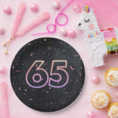黒い紙皿の上の65歳の誕生日のネオンサイン ペーパープレート (パーティー)