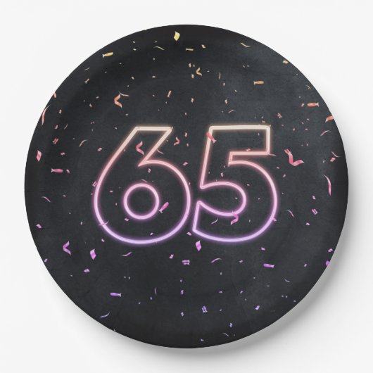 黒い紙皿の上の65歳の誕生日のネオンサイン ペーパープレート (正面)