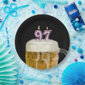 黒い紙皿の上の97歳の誕生日のビール ペーパープレート (パーティー)