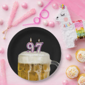 黒い紙皿の上の97歳の誕生日のビール ペーパープレート (パーティー)