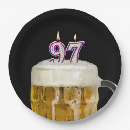 黒い紙皿の上の97歳の誕生日のビール ペーパープレート