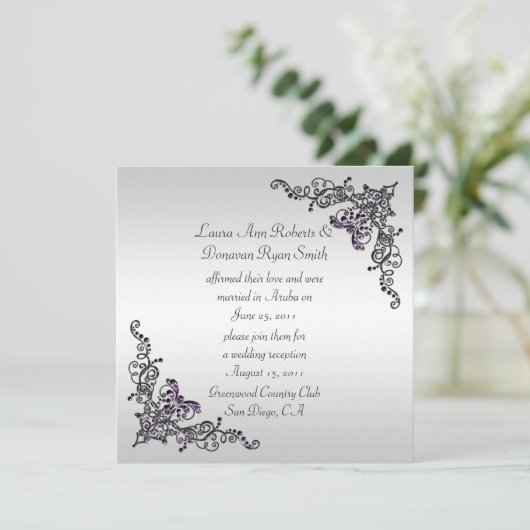 黒い紫のうずまきが銀の背景にウェッジを飾る 招待状 (スタンド正面)