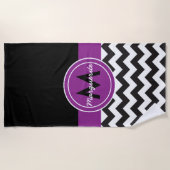 黒い紫色のシェブロン ビーチタオル (正面)