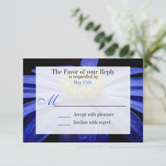 黒い結婚式の出欠届けカードに美しい青い花 出欠カード (スタンド正面)