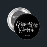 黒い結婚式を書くGroomsWoman |の原稿 缶バッジ<br><div class="desc">それはあなたの花婿の付添人ではないです。 しかし、あなたの新郎の女性。  彼女にこのユニークなギフト項目との婚姻のあなたの特別な日のあなたの側面を待機するためのあなたの感謝を示して下さい。

それはエレガントな原稿のスタイルの文字の単語"groomswoman"を特色にします。   これの下に彼女の名前のための点はあります。</div>