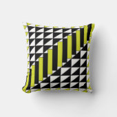 黒い緑の三角形の四角形パターン クッション (正面)