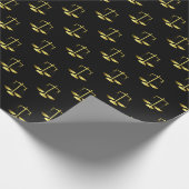 黒い繰り返しパターンの正義の金ゴールドのスケール ラッピングペーパー (角)