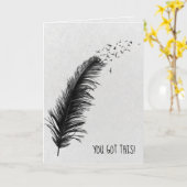 黒い羽および鳥の勇気付けられる カード (黄色い花)