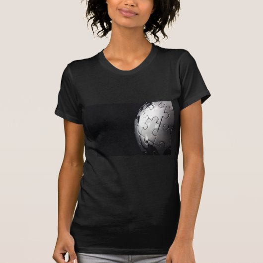 黒い背景が付いているクロム地球 Tシャツ (正面)