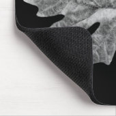 黒い背景が付いている白黒カシの葉のパッド マウスパッド (コーナー)