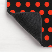 黒い背景が付いている赤い水玉模様 マウスパッド (コーナー)