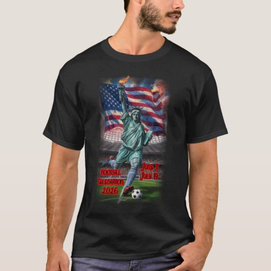 黒い背景でサッカーをする自由の女神 Tシャツ (正面)