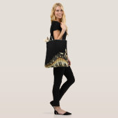 黒い背景と金ゴールド楽譜 トートバッグ (モデル)