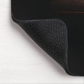 黒い背景にアメリカンフットボールのボール マウスパッド (コーナー)