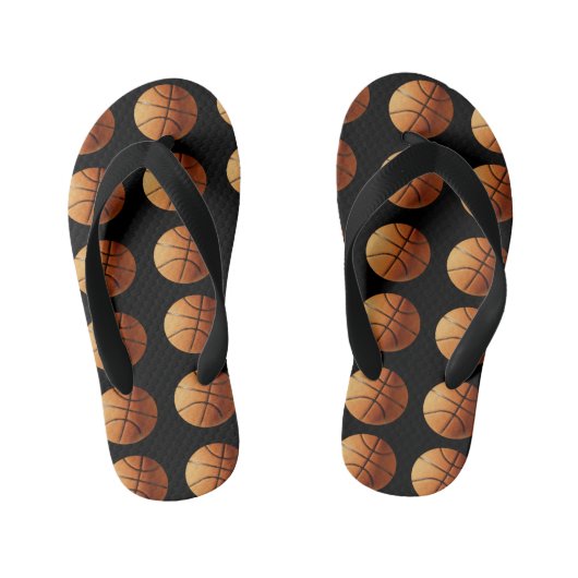 黒い背景にオレンジ色のバスケットボールがあり キッズビーチサンダル (フットベッド)