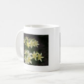 黒い背景にクリーム色の白いユリ コーヒーマグカップ (正面左)
